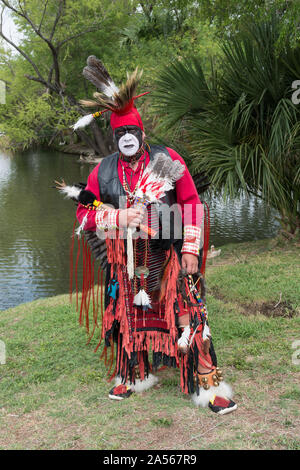 Victor Gomez, deren Erbe ist Seneca, bei den Feierlichkeiten der Traditionen Pow Wow, eine offizielle Native American Pow Wow, das Teil der jährlichen, Monat - lange Fiesta San Antonio in Texas Stockfoto