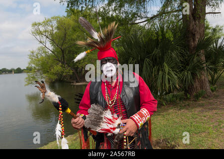 Victor Gomez, deren Erbe ist Seneca, bei den Feierlichkeiten der Traditionen Pow Wow, eine offizielle Native American Pow Wow, das Teil der jährlichen, Monat - lange Fiesta San Antonio in Texas Stockfoto