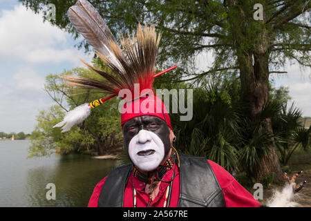 Victor Gomez, deren Erbe ist Seneca, bei den Feierlichkeiten der Traditionen Pow Wow, eine offizielle Native American Pow Wow, das Teil der jährlichen, Monat - lange Fiesta San Antonio in Texas Stockfoto