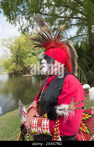 Victor Gomez, deren Erbe ist Seneca, bei den Feierlichkeiten der Traditionen Pow Wow, eine offizielle Native American Pow Wow, das Teil der jährlichen, Monat - lange Fiesta San Antonio in Texas Stockfoto