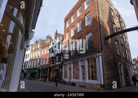 Herrliche Cambridge Innenhof mit spektakulärer Architektur. Die Erkundung der Cambridge Universität und Hochschulen an einem Frühlingstag. Cambridge City Stockfoto