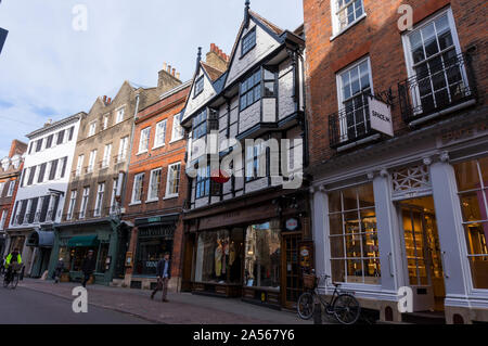 Herrliche Cambridge Innenhof mit spektakulärer Architektur. Die Erkundung der Cambridge Universität und Hochschulen an einem Frühlingstag. Cambridge City Stockfoto