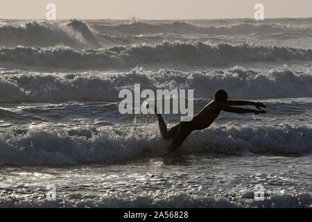 (191018) - Durban, Oktober 18, 2019 (Xinhua) - ein Bürger schwimmt im Meer in Durban, Südafrika, Okt. 18, 2019. (Xinhua / Chen Cheng) Stockfoto