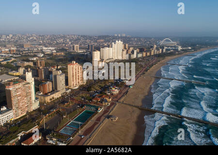 (191018) - Durban, Oktober 18, 2019 (Xinhua) - Luftbild aufgenommen am Okt. 18, 2019 zeigt ein Blick auf die Stadt von Durban, Südafrika. (Xinhua / Chen Cheng) Stockfoto