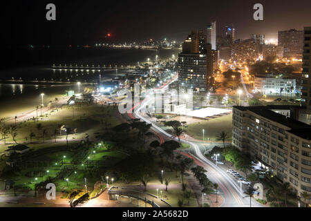 (191018) - Durban, Oktober 18, 2019 (Xinhua) - Foto aufgenommen am Okt. 17, 2019 zeigt eine Nacht Blick von Durban, Südafrika. (Xinhua / Chen Cheng) Stockfoto