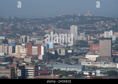 (191018) - Durban, Oktober 18, 2019 (Xinhua) - Luftbild aufgenommen am Okt. 18, 2019 zeigt ein Blick auf die Stadt von Durban, Südafrika. (Xinhua / Chen Cheng) Stockfoto