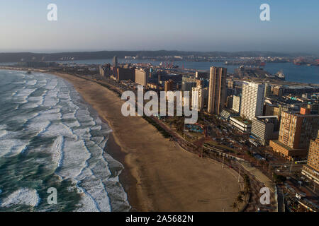 (191018) - Durban, Oktober 18, 2019 (Xinhua) - Luftbild aufgenommen am Okt. 18, 2019 zeigt ein Blick auf die Stadt von Durban, Südafrika. (Xinhua / Chen Cheng) Stockfoto