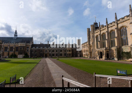 Herrliche Cambridge Innenhof mit spektakulärer Architektur. Die Erkundung der Cambridge Universität und Hochschulen an einem Frühlingstag. Cambridge City Stockfoto