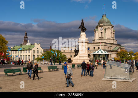 Quebec City, Kanada - 4. Oktober 2019: Touristen zu Fuß auf dem Fußgängerweg in der Nähe von Chateau Frontenac Stockfoto