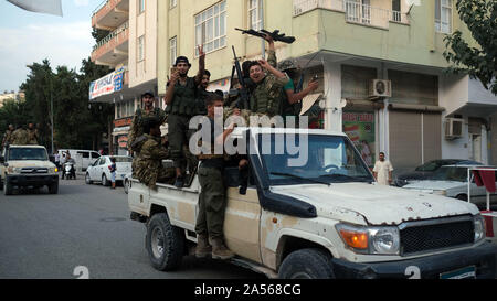 (191018) - ANKARA, Oktober 18, 2019 (Xinhua) - Mitglieder der "yrian Nationale Armee' Kopf für Tal Abyad im Norden Syriens aus der türkischen Grenzstadt Akcakale am Okt. 17, 2019. Die Vereinigten Staaten und der Türkei am Donnerstag eine Einigung auf einer 5-tägigen Waffenstillstand und der Schaffung einer sicheren Zone im Norden von Syrien, wo der türkischen Armee gegen die kurdische Miliz gekämpft hatte, nach Gesprächen zwischen den beiden Seiten in der türkischen Hauptstadt Ankara. "Die Türkei wird am Ende der Operation im Norden Syriens erst nach der YPG und PKK-Terroristen den Bereich verlassen, "der türkische Außenminister Mevlut Cav Stockfoto