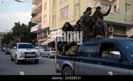 (191018) - ANKARA, Oktober 18, 2019 (Xinhua) - Mitglieder der "yrian Nationale Armee' Kopf für Tal Abyad im Norden Syriens aus der türkischen Grenzstadt Akcakale am Okt. 17, 2019. Die Vereinigten Staaten und der Türkei am Donnerstag eine Einigung auf einer 5-tägigen Waffenstillstand und der Schaffung einer sicheren Zone im Norden von Syrien, wo der türkischen Armee gegen die kurdische Miliz gekämpft hatte, nach Gesprächen zwischen den beiden Seiten in der türkischen Hauptstadt Ankara. "Die Türkei wird am Ende der Operation im Norden Syriens erst nach der YPG und PKK-Terroristen den Bereich verlassen, "der türkische Außenminister Mevlut Cav Stockfoto