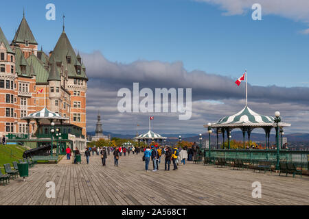 Quebec City, Kanada - 4. Oktober 2019: Touristen zu Fuß auf dem Fußgängerweg im Chateau Frontenac Stockfoto