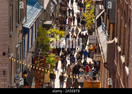 Quebec City, Kanada - 4. Oktober 2019: Petit Champlain Straße mit Touristen in der Altstadt von Quebec überfüllt. Stockfoto