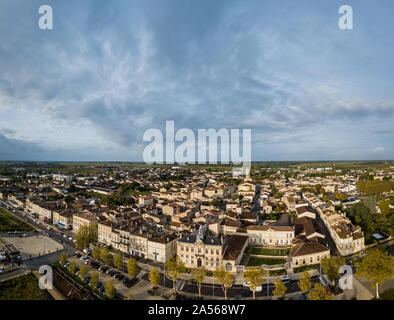 Frankreich, Gironde (33), Aquitaine, LUFTAUFNAHME DER STADT VON PAUILLAC, SANKT MARTIN KIRCHE DES 19. JAHRHUNDERTS, MEDOC, Bordeaux Weinberg Stockfoto