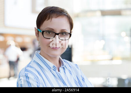Professional headshot eines mittleren Alters ältere Frau im Büro Stockfoto