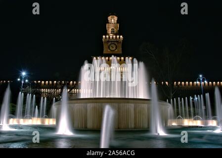 Horizontale Aufnahme eines schönen Brunnens bei Nacht in Mailand, Italien Stockfoto