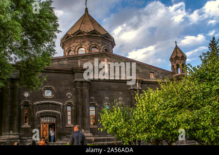 Gyumri, Armenien, 05. September 2019: Blick von der Kuppel und ein kleiner Glockenturm auf dem Giebel Dach der Kirche der Schmerzen der allerseligsten Jungfrau' Stockfoto