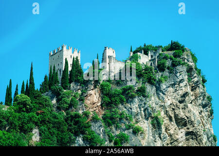 Landschaft mit Castello di Arco auf Felsen in der Nähe von Garda See Stockfoto