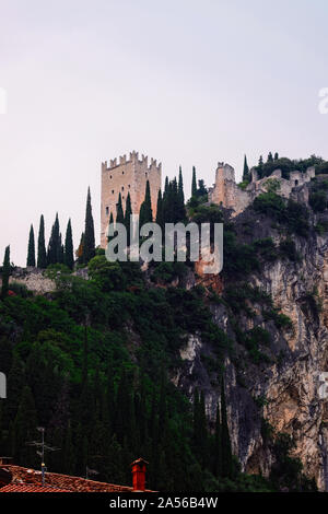 Landschaft mit Castello di Arco am Gardasee rock Abend Stockfoto