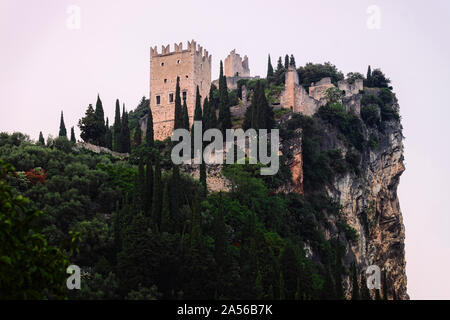 Landschaft mit Castello di Arco rock Gardasee Abend Stockfoto