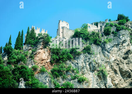 Landschaft mit Castello di Arco rock am Gardasee Stockfoto