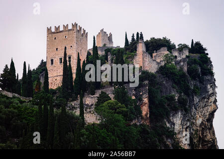 Landschaft und Castello di Arco am Gardasee rock Abend Stockfoto