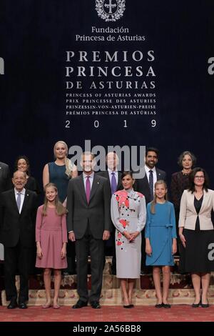 Oviedo, Spanien; 10/18/2019. - Previus auf die Zeremonie der Prinzessin von Asturien Auszeichnungen von Spanien, das ist das erste Mal und die erste formelle Akt der Prinzessin Leonor, König Philipp VI., begleitet von Königin Letizia und ihren Töchtern Leonor Prinzessin von Asturien und Sofia Infantin. Sie erhalten die Auszeichnungen im Publikum und einer markanten Stift von Prinzessin Leonor an der Reconquista Hotel in der Stadt von Oviedo. Die Gewinner sind: Peter Brook Arts Award, Prado Museum Kommunikation und Geisteswissenschaften Award, Salman Khan Internationale Zusammenarbeit Award, Lindsey Vonn Sport Award, Alejandro Portes sozialen Sc Stockfoto