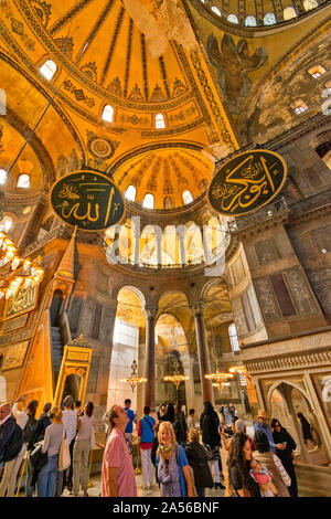 ISTANBUL TÜRKEI DIE HAGIA SOPHIA INNEN MENSCHEN ODER Touristen bewundern die Kuppel Stockfoto