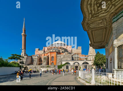 ISTANBUL TÜRKEI BLICK AUF DIE HAGIA SOPHIA GEBÄUDE AUS DEN BRUNNEN VON AHMED CESMESI Stockfoto