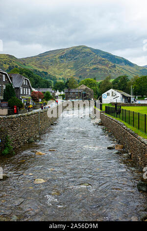 Ulls Wasser läuft durch Glenridding am südlichen Rand von Ullswater, Lake District, Cumbria,. Großbritannien Stockfoto