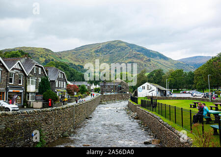 Ulls Wasser läuft durch Glenridding am südlichen Rand von Ullswater, Lake District, Cumbria,. Großbritannien Stockfoto