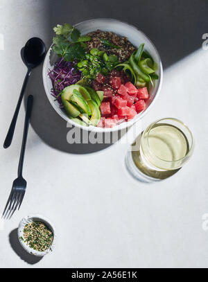 High Key noch Leben mit Thunfisch und Quinoa poke Schüssel auf weiße Tabelle, Ansicht von oben Stockfoto