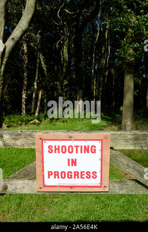 "Shooting in Progress" Zeichen auf ein Tor in einem ländlichen locaation Stockfoto