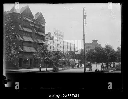 Blick von der 13. Straße, N. W., Ostseite, im Süden von der E Street in Richtung Pennsylvania Avenue mit seitlichem Blick auf Hotel Johnson an der Ecke und Robert Mantell der Zigarre Shop und andere Geschäfte in der Nähe Stockfoto