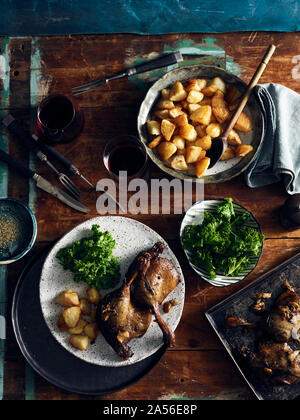 Enten-confit, gebratenen Kartoffeln und Brokkoli Rabe Stockfoto