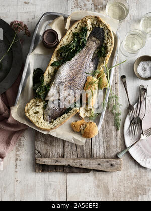 Der ganze Fisch gebackene Brot Stockfoto