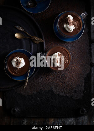 Rustikale Low Key noch Leben mit Kaffee, Schokolade Trüffel cups auf Tabelle, Ansicht von oben Stockfoto