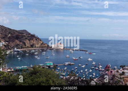 Blick auf den Hafen von Avalon auf Santa Catalina Island, einer felsigen Insel vor der Küste von Kalifornien Stockfoto