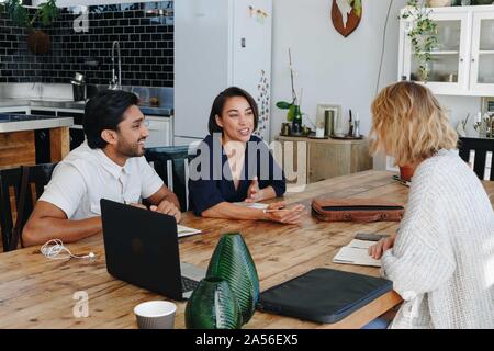 Kollegen mit Diskussion in Büro Stockfoto