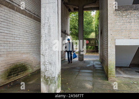 Ein Durchgang zwischen den Mauern mit konkreten Säulen, die Struktur vor. Stockfoto