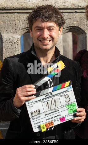 Stein, Deutschland. Okt, 2019 18. Regisseur Granz Henman der film Klappe in seinen Händen hält während der Dreharbeiten zum Film "Hilfe, ich habe meine Freunde geschrumpft. Credit: Daniel Karmann/dpa/Alamy leben Nachrichten Stockfoto