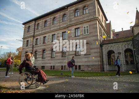 Stein, Deutschland. Okt, 2019 18. Die Schauspielerin Andrea Sawatzki (l), der in der Rolle des Lehrers Hulda Stechbarth, ist für ihre Mission während der Dreharbeiten zum Film "Hilfe, ich habe meine Freunde geschrumpft. Credit: Daniel Karmann/dpa/Alamy leben Nachrichten Stockfoto