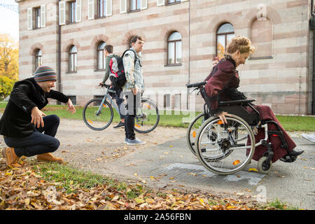 Stein, Deutschland. Okt, 2019 18. Die Schauspielerin Andrea Sawatzki in der Rolle des Lehrers Hulda Stechbarth, im Gespräch mit dem Regisseur Granz Henman (l) während der Dreharbeiten zum Film "Hilfe, ich habe meine Freunde' geschrumpft. Credit: Daniel Karmann/dpa/Alamy leben Nachrichten Stockfoto