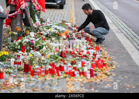 18. Oktober 2019, Sachsen-Anhalt, Halle: Izzet Cagac, Betreiber des Kiez-Döner, hockt vor dem Meer von Kerzen und Blumen vor seinem Snack. Ministerpräsident Haseloff und Beauftragter der Bundesregierung für die Opfer haben die Kiez-Döner, die von den Rechtsextremen Terroranschlag betroffenen besucht wurde. Beide haben die Eigentümer der Snackbar und seinen Mitarbeitern für ihre Unterstützung zugesichert. Am 9. Oktober die Deutsche Stephan B., schwer bewaffnet, hatte zunächst versucht, eine Synagoge zu durchdringen. Wenn sein Plan scheiterte, schoß er eine 40-jährige Frau auf der Straße und kurz danach ein 20-jähriger Mann Stockfoto