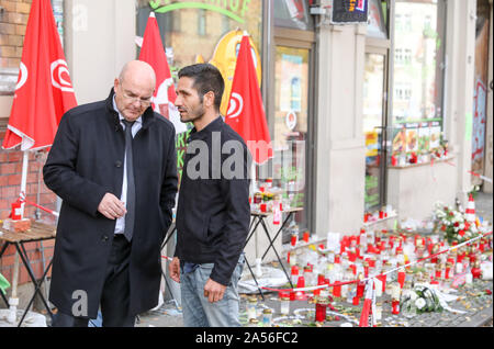 18. Oktober 2019, Sachsen-Anhalt, Halle: Edgar Franke (SPD, l), Beauftragter der Bundesregierung für die Opfer, spricht mit Izzet Cagac, Betreiber des Kiez Döner Kebab, an seinem Snackbar. Haseloff und Beauftragter der Bundesregierung für die Opfer haben die Kiez-Döner, die von den Rechten Terroranschlag betroffenen besucht wurde. Beide haben die Eigentümer der Snackbar und seinen Mitarbeitern für ihre Unterstützung zugesichert. Am 9. Oktober die Deutsche Stephan B., schwer bewaffnet, hatte zunächst versucht, eine Synagoge zu durchdringen. Wenn sein Plan scheiterte, schoß er eine 40-jährige Frau auf der Straße und kurz danach eine 20-ye Stockfoto