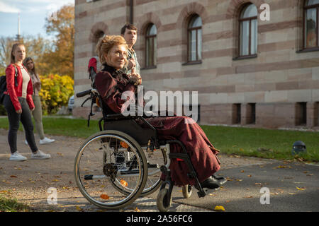 Stein, Deutschland. Okt, 2019 18. Die Schauspielerin Andrea Sawatzki in der Rolle des Lehrers Hulda Stechbarth, während der Dreharbeiten zu dem Film 'Hilfe wartet, ich habe meine Freunde für ihr Engagement geschrumpft. Credit: Daniel Karmann/dpa/Alamy leben Nachrichten Stockfoto