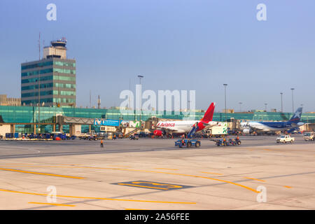 Lima, Peru - Februar 2, 2019: Flugzeuge am Flughafen Lima (LIM) in Peru. Stockfoto