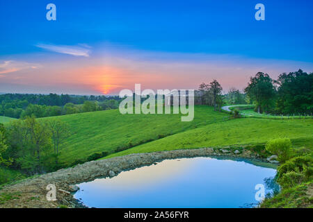 Sonnenaufgang über Kentucky Bauernhof mit Teich. Stockfoto