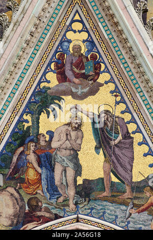 Taufe Christi, Mosaik an der Fassade der Dom von Orvieto die Himmelfahrt der Jungfrau Maria (Duomo di Orvieto) - 14 C Stockfoto