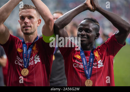 Istanbul, Türkei - 14 August, 2019: sadio Mähne und Jordanien Henderson Spieler des FC Liverpool mit glücklichen Gefühle feiern UEFA Super Cup Trophäe Victor Stockfoto